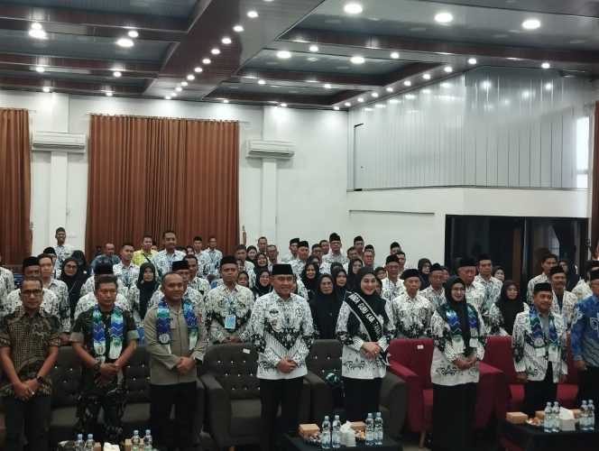 
					Ket.Pengukuhan Ibunda guru saat  Konkerkab I PGRI Tala. Foto.Ariyani