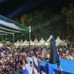 MOMEN PENUTUPAN: Penyanyi religi nasional, Alma Esbeye (Ummu Salamah), saat melantunkan selawat di hadapan ribuan warga pada malam penutupan Islamic Expo Kabupaten Tanah Laut 2026. (SANAK.ID/SYAIFUL) 