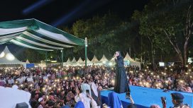 MOMEN PENUTUPAN: Penyanyi religi nasional, Alma Esbeye (Ummu Salamah), saat melantunkan selawat di hadapan ribuan warga pada malam penutupan Islamic Expo Kabupaten Tanah Laut 2026. (SANAK.ID/SYAIFUL) 