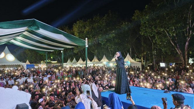 
					MOMEN PENUTUPAN: Penyanyi religi nasional, Alma Esbeye (Ummu Salamah), saat melantunkan selawat di hadapan ribuan warga pada malam penutupan Islamic Expo Kabupaten Tanah Laut 2026. (SANAK.ID/SYAIFUL) 
