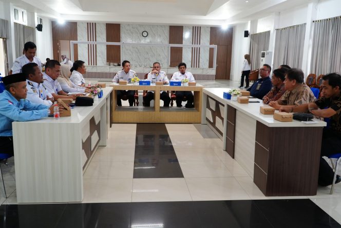 
					Ket.Pemkab Tanah Laut bersama sejumlah instansi terkait menggelar rapat koordinasi guna mematangkan implementasi Program SIPADU BERKAT sebagai upaya peningkatan pelayanan administrasi kependudukan. Foto. Ist