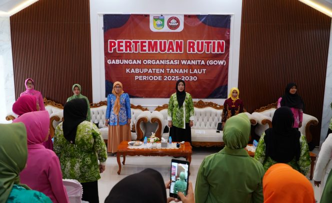 
					Ket.Hj. Wiwi Zazuli, memimpin pertemuan rutin organisasi perempuan di Aula Kediaman Wakil Bupati Tanah Laut. Foto. Ist