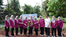 Ket.DPRKPLH bersama GOW Kabupaten Tanah Laut melakukan penanaman pohon dalam rangka memperingati Hari Lingkungan Hidup Sedunia.Foto.Ist