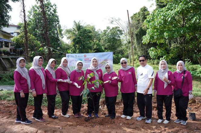 
					Ket.DPRKPLH bersama GOW Kabupaten Tanah Laut melakukan penanaman pohon dalam rangka memperingati Hari Lingkungan Hidup Sedunia.Foto.Ist