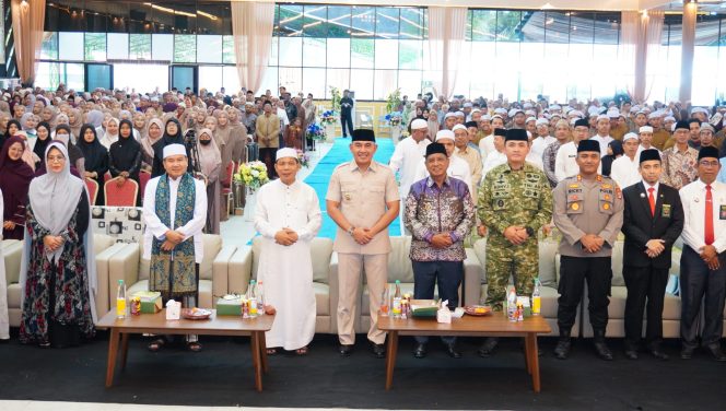 
					Ket.Bupati Tanah Laut H. Rahmat Trianto bersama Wakil Bupati H.M. Zazuli menghadiri Wisuda Amsilati, Bahasa Arab, dan Al-Qur’an Pondok Pesantren Sirajul Huda Tahun 2026 yang berlangsung di Gedung 83 Dua Mas, Pelaihari.Foto.Ist