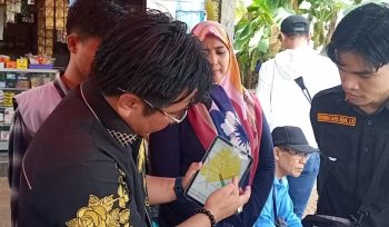 Saat memberikan keterangan - Kuasa hukum warga mengenai dugaan pemalsuan tanda tangan dan tumpang tindih sertifikat tanah dalam agenda sidang lapangan di PTUN. (SANAK.ID/RYAN WARDANI)