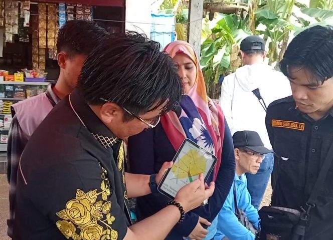 
					Saat memberikan keterangan - Kuasa hukum warga mengenai dugaan pemalsuan tanda tangan dan tumpang tindih sertifikat tanah dalam agenda sidang lapangan di PTUN. (SANAK.ID/RYAN WARDANI)