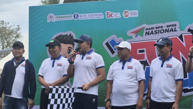 
					Bupati Tanah Laut membuka rute funwalk Hari BPR-BPRS Nasional 2026. (SANAK.ID/SYAIFUL)