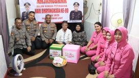 Silaturahmi- Kapolres Tanah Laut AKBP Ricky Boy Siallagan beserta jajaran saat melaksanakan anjangsana Hari Bhayangkara ke-80 ke kediaman purnawirawan. (SANAK.ID/Humas Polres Tala) 