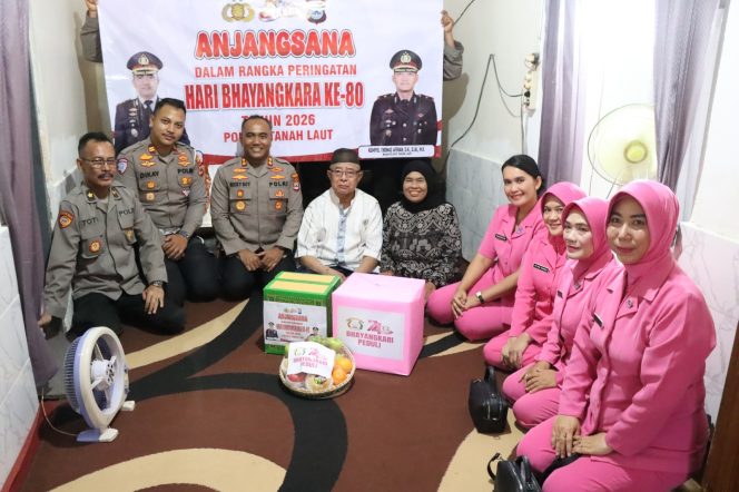 
					Silaturahmi- Kapolres Tanah Laut AKBP Ricky Boy Siallagan beserta jajaran saat melaksanakan anjangsana Hari Bhayangkara ke-80 ke kediaman purnawirawan. (SANAK.ID/Humas Polres Tala) 