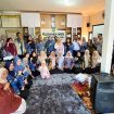 Asisten Deputi KemenPPPA Endah Sri Rejeki melakukan survei potensi Ruang Bersama Indonesia di Desa Bajuin, Tanah Laut. (SANAK.ID/Ist)