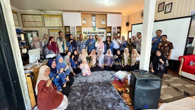 
					Asisten Deputi KemenPPPA Endah Sri Rejeki melakukan survei potensi Ruang Bersama Indonesia di Desa Bajuin, Tanah Laut. (SANAK.ID/Ist) 