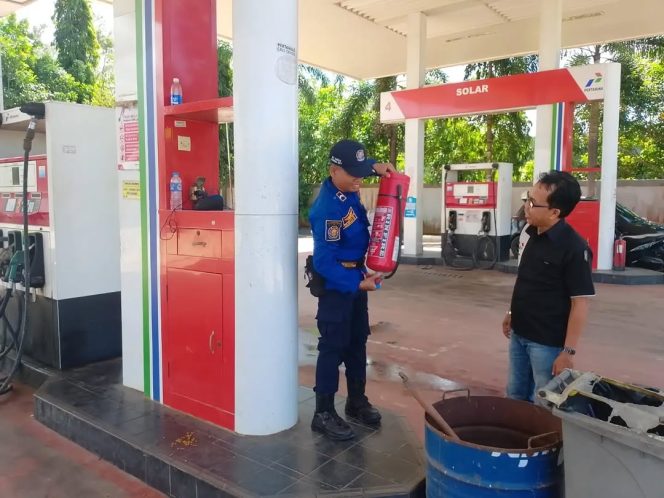 
					Pemeriksaan- Dilakukan oleh Petugas Satpol PP dan Damkar Tanah Laut setiap APAR di SPBU. (SANAK.ID/Ist) 