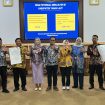 Sekretaris Daerah (Sekda) Kabupaten Tanah Laut bersama Camat dan Kepala Desa lokus menandatangani dokumen komitmen bersama pelaksanaan Ruang Bersama Indonesia (RBI) disaksikan oleh Asisten Deputi KemenPPPA dan jajaran dinas terkait di Aula Bapperida Kabupaten Tanah Laut, Kamis (18/6/2026). (SANAK.ID/Ist)