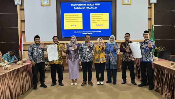 
					Sekretaris Daerah (Sekda) Kabupaten Tanah Laut bersama Camat dan Kepala Desa lokus menandatangani dokumen komitmen bersama pelaksanaan Ruang Bersama Indonesia (RBI) disaksikan oleh Asisten Deputi KemenPPPA dan jajaran dinas terkait di Aula Bapperida Kabupaten Tanah Laut, Kamis (18/6/2026). (SANAK.ID/Ist) 