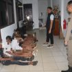 Personel Satpol PP Tanah Laut mengamankan remaja pesta miras di RTH Kijang Mas. (SANAK.ID/Ist)