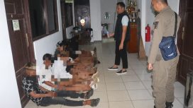 Personel Satpol PP Tanah Laut mengamankan remaja pesta miras di RTH Kijang Mas. (SANAK.ID/Ist)