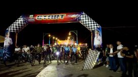 Suasana - Ratusan pesepeda dari berbagai komunitas antusias mengikuti Fun Bike Night Kotabaru Hebat dalam rangka mempromosikan wisata Siring Laut dan memeriahkan Hari Jadi Kotabaru ke-76. (SANAK.ID/RYAN WARDANI) 