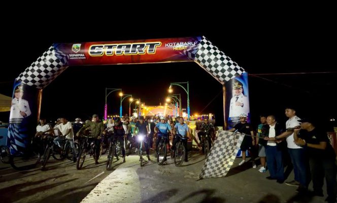 
					Suasana - Ratusan pesepeda dari berbagai komunitas antusias mengikuti Fun Bike Night Kotabaru Hebat dalam rangka mempromosikan wisata Siring Laut dan memeriahkan Hari Jadi Kotabaru ke-76. (SANAK.ID/RYAN WARDANI) 