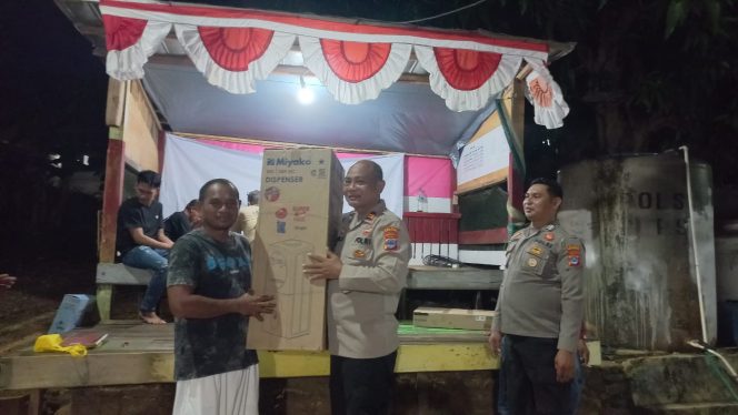 
					Kapolsek Pulau Sembilan IPTU Agus Riyanto menyerahkan hadiah lomba domino Hari Bhayangkara ke-80. (SANAK.ID/RYAN WARDANI) 