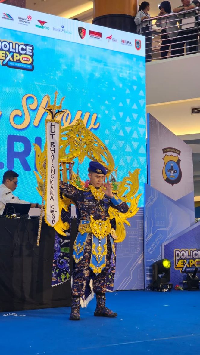 
					Briptu Rasyid dari Polres Kotabaru saat meraih Juara 2 Lomba Fashion Show Polri Kreasi Polda Kalsel 2026. (SANAK.ID/Ist) 