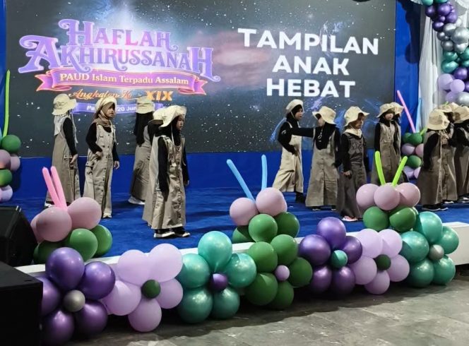 
					Penampilan pentas Seni dari anak dalam acara Haflah Akhirussanah, PAUD IT ASSALAM. (SANAK.ID/SYAIFUL) 