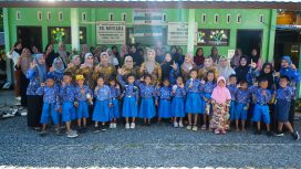 Ket.Kolaborasi GOW dan Dispusip Tanah Laut saat menyalurkan bantuan buku cerita dan menggelar aksi mendongeng di TK Mutiara Bajuin. Foto.Ist