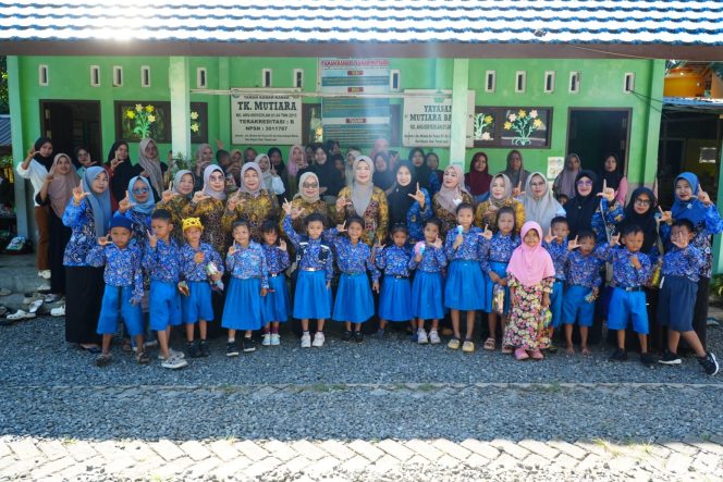 
					Ket.Kolaborasi GOW dan Dispusip Tanah Laut saat menyalurkan bantuan buku cerita dan menggelar aksi mendongeng di TK Mutiara Bajuin. Foto.Ist