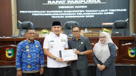 Ket.Bupati Tanah Laut H. Rahmat Trianto saat Rapat Paripurna di Ruang Rapat Utama DPRD Kabupaten Tanah Laut. Foto.Ist