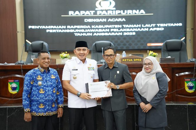 
					Ket.Bupati Tanah Laut H. Rahmat Trianto saat Rapat Paripurna di Ruang Rapat Utama DPRD Kabupaten Tanah Laut. Foto.Ist