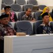Ket.Wakil Bupati HM Zazuli bersama jajaran pejabat Pemkab Tanah Laut menyimak paparan materi komunikasi publik dalam webinar antikorupsi dari Ruang Barakat. Foto.Ist