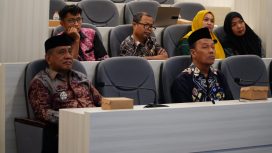 Ket.Wakil Bupati HM Zazuli bersama jajaran pejabat Pemkab Tanah Laut menyimak paparan materi komunikasi publik dalam webinar antikorupsi dari Ruang Barakat. Foto.Ist