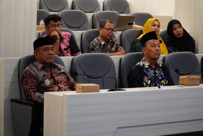 
					Ket.Wakil Bupati HM Zazuli bersama jajaran pejabat Pemkab Tanah Laut menyimak paparan materi komunikasi publik dalam webinar antikorupsi dari Ruang Barakat. Foto.Ist