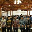 Ket.Wakil Bupati H. Muhammad Zazuli memberikan saat melepas keberangkatan 117 personel kafilah MTQ Kabupaten Tanah Laut di Aula Rakat Manuntung. Foto.Ist