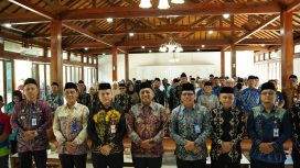 Ket.Wakil Bupati H. Muhammad Zazuli memberikan saat melepas keberangkatan 117 personel kafilah MTQ Kabupaten Tanah Laut di Aula Rakat Manuntung. Foto.Ist