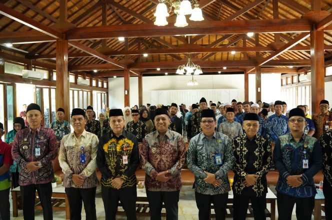 
					Ket.Wakil Bupati H. Muhammad Zazuli memberikan saat melepas keberangkatan 117 personel kafilah MTQ Kabupaten Tanah Laut di Aula Rakat Manuntung. Foto.Ist