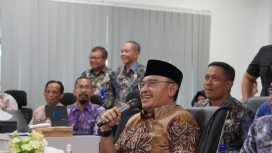 Ket.Melalui ruang digital, Bupati H. Rahmat Trianto menyajikan presentasi capaian fiskal dan efisiensi anggaran belanja pegawai Kabupaten Tanah Laut kepada BSKDN. Foto.Ist