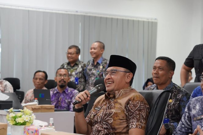 
					Ket.Melalui ruang digital, Bupati H. Rahmat Trianto menyajikan presentasi capaian fiskal dan efisiensi anggaran belanja pegawai Kabupaten Tanah Laut kepada BSKDN. Foto.Ist