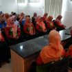 Ket.Ketua DWP Kabupaten Tanah Laut Ny. Nor Aida Ismail Fahmi bersama jajaran pengurus saat mengikuti senam bersama dalam rangka pertemuan rutin di Aula Dinas Sosial. Foto.Ist
