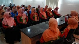 Ket.Ketua DWP Kabupaten Tanah Laut Ny. Nor Aida Ismail Fahmi bersama jajaran pengurus saat mengikuti senam bersama dalam rangka pertemuan rutin di Aula Dinas Sosial. Foto.Ist