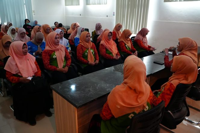 
					Ket.Ketua DWP Kabupaten Tanah Laut Ny. Nor Aida Ismail Fahmi bersama jajaran pengurus saat mengikuti senam bersama dalam rangka pertemuan rutin di Aula Dinas Sosial. Foto.Ist