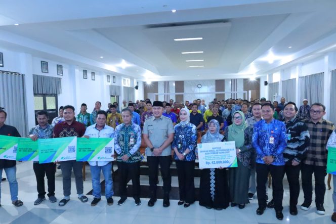 
					Ket.Bupati Tanah Laut H. Rahmat Trianto saat meluncurkan program perlindungan jaminan sosial ketenagakerjaan bagi seluruh Ketua RT dan RW se-Kabupaten Tala di Gedung Sarantang Saruntung. Foto.Ist