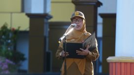 Ket.Kepala Dinas Kesehatan Kabupaten Tanah Laut dr. Isna Farida saat memberikan amanat mengenai digitalisasi layanan medis dan sinergi UPTD dalam apel gabungan di halaman Kantor Bupati.Foto.Ist