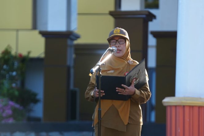 
					Ket.Kepala Dinas Kesehatan Kabupaten Tanah Laut dr. Isna Farida saat memberikan amanat mengenai digitalisasi layanan medis dan sinergi UPTD dalam apel gabungan di halaman Kantor Bupati.Foto.Ist