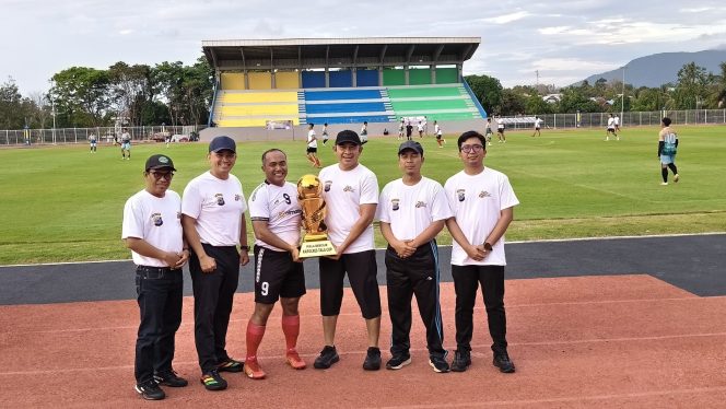 
					PEMBUKAAN TURNAMEN: Suasana upacara pembukaan turnamen sepak bola Kapolres Tala Cup 2026 yang berlangsung di Lapangan Sepak Bola Pertasi Kencana, Pelaihari, Kabupaten Tanah Laut, Jumat sore (3/7/2026). (SANAK.ID/SYAIFUL) 