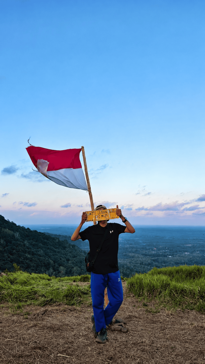 
					Suasana dipuncak bukit lembak naga, Kec. panyipatan. (Dok.Pribadi/@syaifulbiru) 