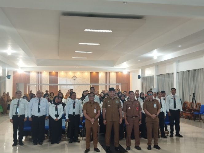 
					Ket. Bupati Tanah Laut Rahmat Trianto bersama jajaran dan peserta Pelatihan Kepemimpinan Pengawas (PKP) Angkatan V Tahun 2026 pada acara pembukaan di Kabupaten Tanah Laut. Foto.Ariyani