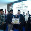 Ket.Penyerahan bonus kepada kafilah Kabupaten Tanah Laut menjadi bentuk apresiasi pemerintah daerah atas peningkatan prestasi pada MTQ XXXVII Tingkat Provinsi Kalimantan Selatan. Foto.Ist