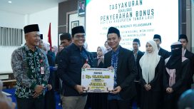 Ket.Penyerahan bonus kepada kafilah Kabupaten Tanah Laut menjadi bentuk apresiasi pemerintah daerah atas peningkatan prestasi pada MTQ XXXVII Tingkat Provinsi Kalimantan Selatan. Foto.Ist