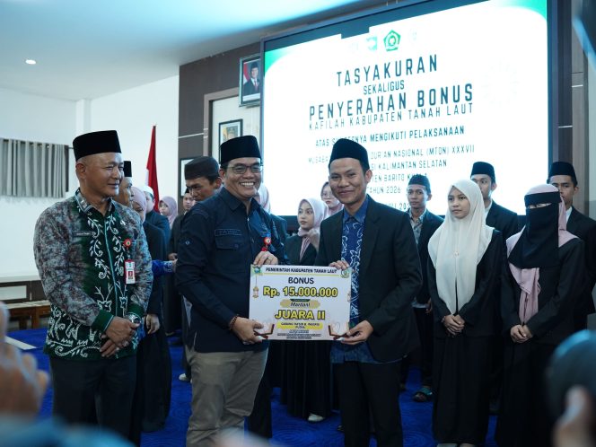 
					Ket.Penyerahan bonus kepada kafilah Kabupaten Tanah Laut menjadi bentuk apresiasi pemerintah daerah atas peningkatan prestasi pada MTQ XXXVII Tingkat Provinsi Kalimantan Selatan. Foto.Ist